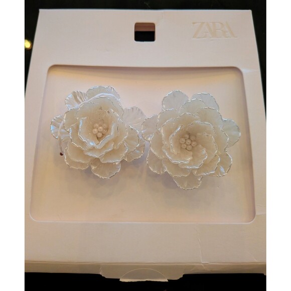 ZARA Earrings Womens Statement White Pearlized 3D Flower Lightweight Embossed - Picture 1 of 10